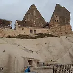Cave אכסניה